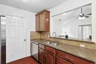 Photo #6: 20811205 Listing 