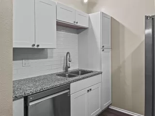 Photo #6: 20828781 Listing