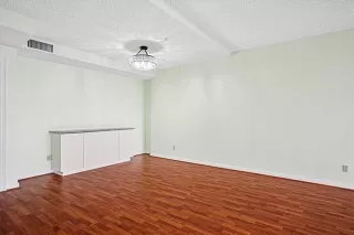 Photo #6: 20853423 Listing 