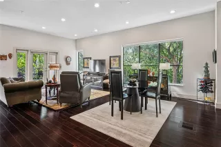 Photo #4: 20903633 Listing