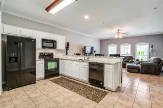 Photo #4: 20907629 Listing