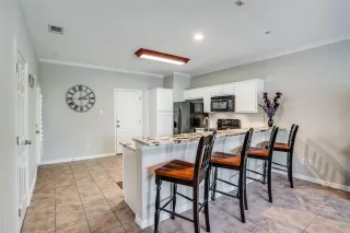 Photo #5: 20907629 Listing