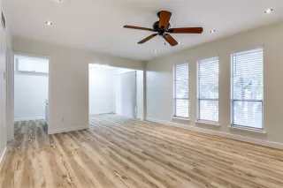 Photo #6: 20917947 Listing