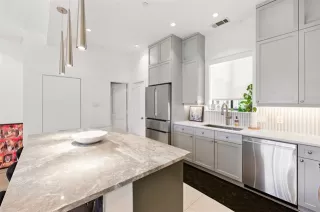 Photo #5: 20927162 Listing 