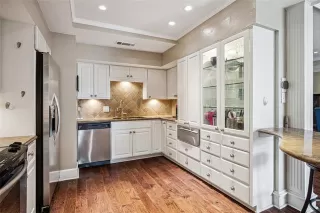 Photo #6: 20941905 Listing