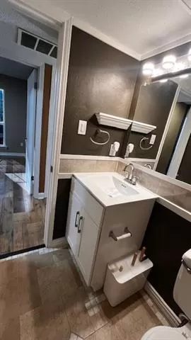 Photo #6: 20947968 Listing