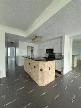 Photo #5: 20953968 Listing