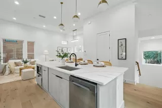 Photo #5: 20967786 Listing