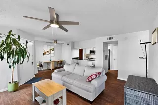 Photo #4: 20969659 Listing