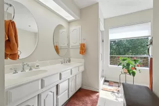 Photo #4: 20981337 Listing