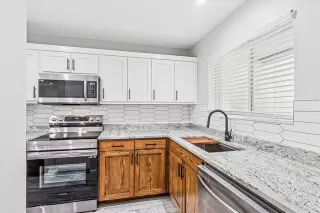 Photo #6: 20982918 Listing