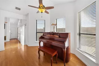 Photo #6: 20985282 Listing