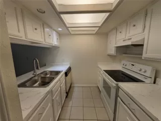 Photo #5: 21000944 Listing
