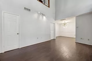 Photo #4: 21001061 Listing