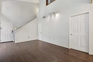 Photo #5: 21001061 Listing