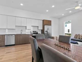 Photo #5: 21001898 Listing