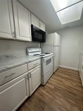 Photo #3: 21003032 Listing