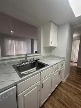 Photo #4: 21003032 Listing