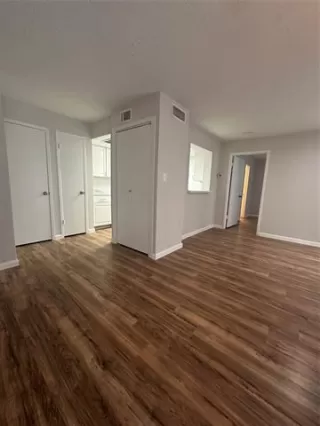 Photo #5: 21003032 Listing