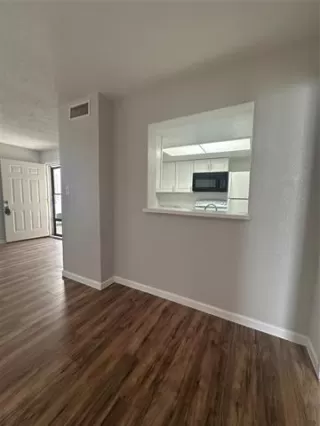 Photo #6: 21003032 Listing