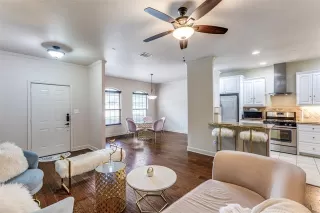 Photo #6: 21004356 Listing