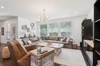 Photo #5: 21005518 Listing