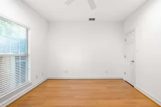 Photo #6: 21007349 Listing