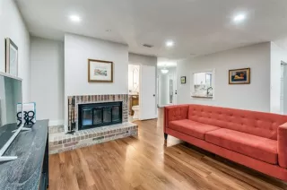 Photo #4: 21008572 Listing