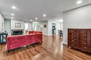 Photo #5: 21008572 Listing