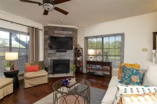 Photo #5: 21013614 Listing