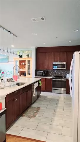 Photo #3: 21021674 Listing