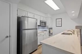 Photo #4: 21035158 Listing