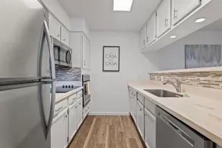 Photo #5: 21035158 Listing