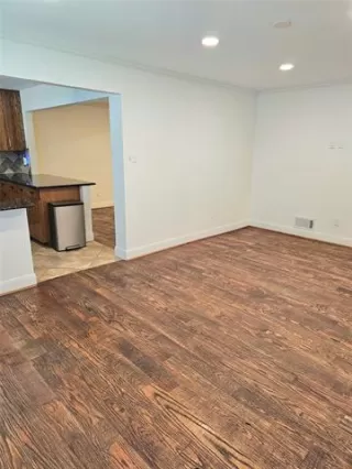 Photo #4: 21035375 Listing