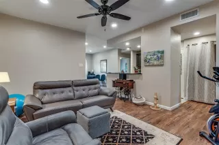 Photo #4: 21043550 Listing