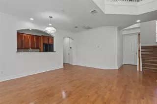 Photo #5: 21045543 Listing