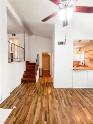 Photo #4: 21047752 Listing