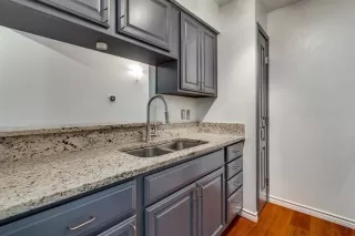 Photo #4: 21048377 Listing