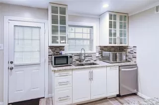 Photo #3: 21049643 Listing