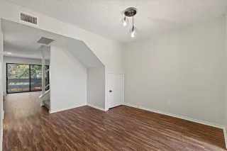 Photo #4: 21050112 Listing