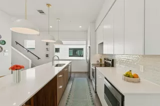 Photo #5: 21051520 Listing