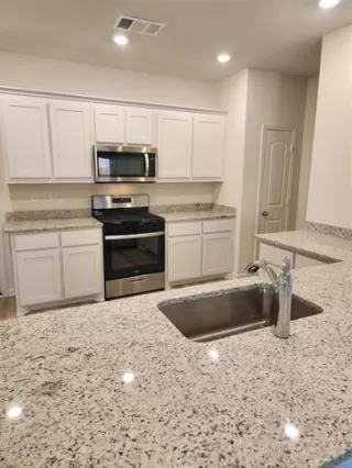 Photo #3: 21051533 Listing