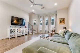 Photo #4: 21052290 Listing