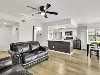 Photo #5: 21056302 Listing