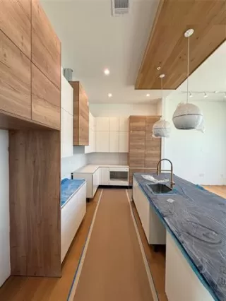 Photo #6: 21067995 Listing