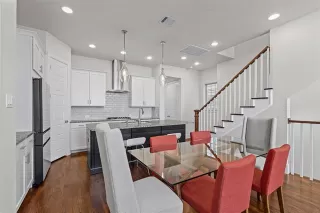 Photo #6: 21071302 Listing