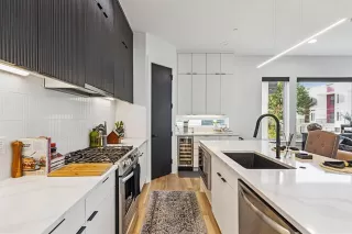 Photo #3: 21087159 Listing