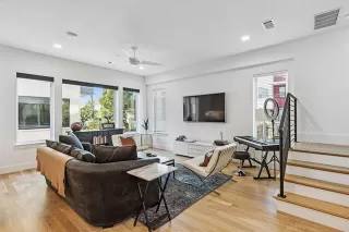 Photo #5: 21087159 Listing