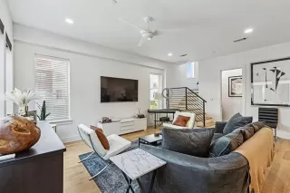 Photo #6: 21087159 Listing