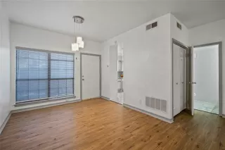 Photo #6: 21091417 Listing